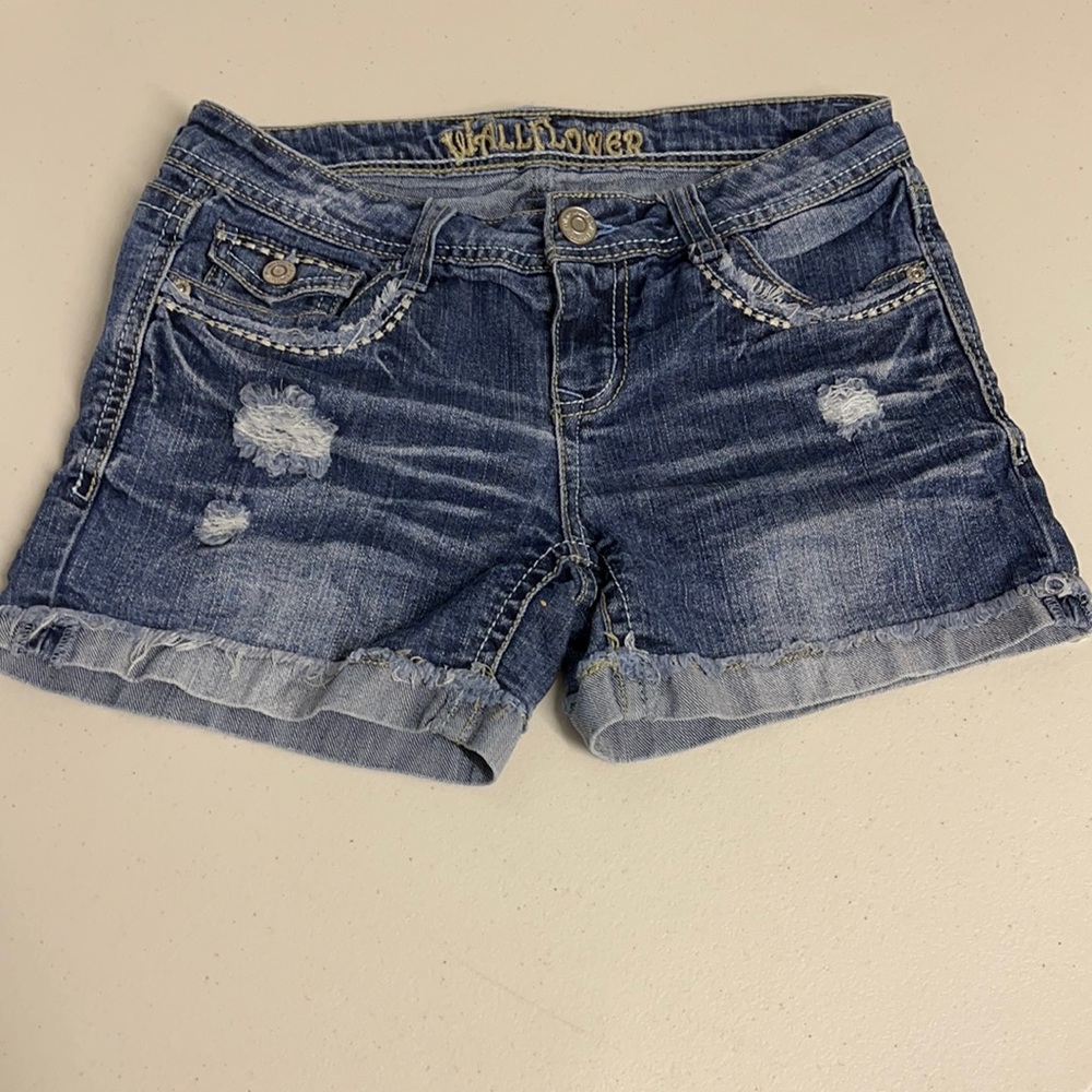 ✨WALLFLOWER✨ distressed jean shorts size Juniors 7
